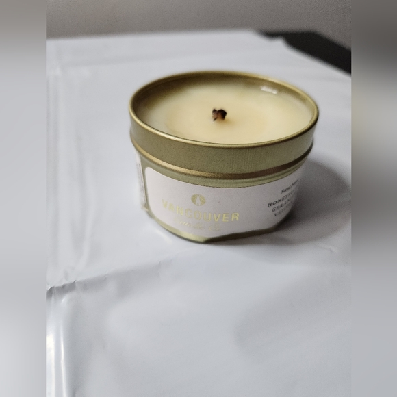Yaletown Vancouver 6oz Honeysuckle  candle - Picture 3 of 6